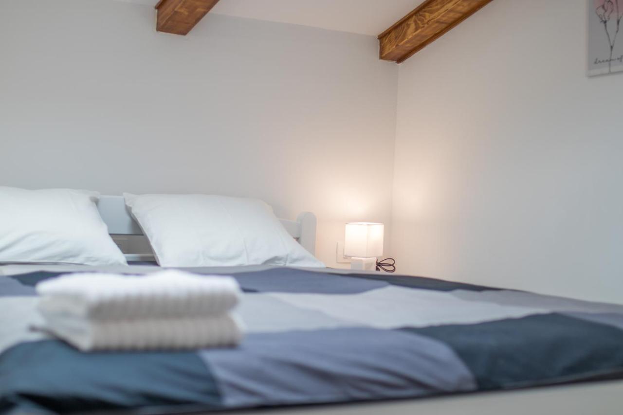 Apartmani Mario Malinska Exteriör bild