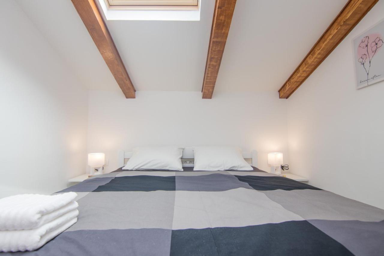 Apartmani Mario Malinska Exteriör bild