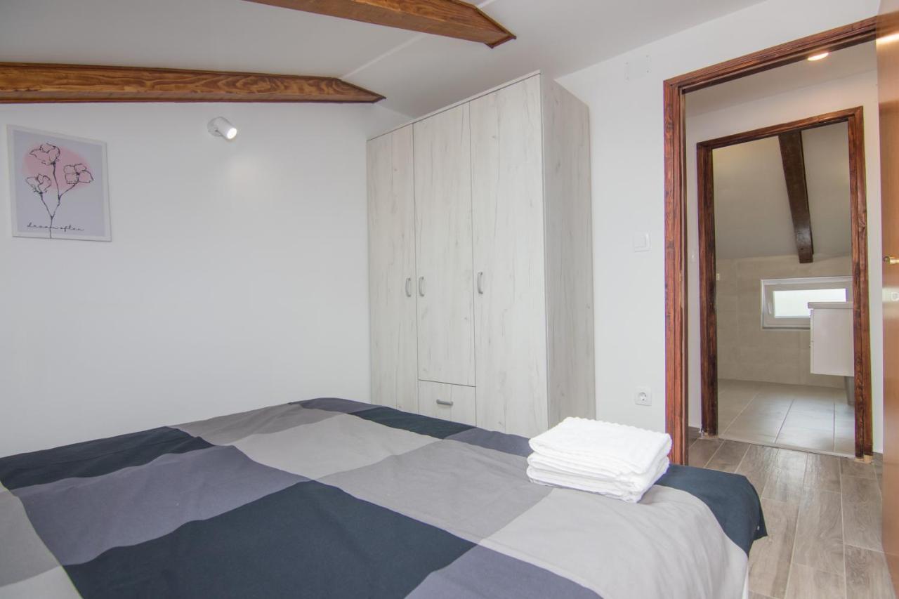 Apartmani Mario Malinska Exteriör bild