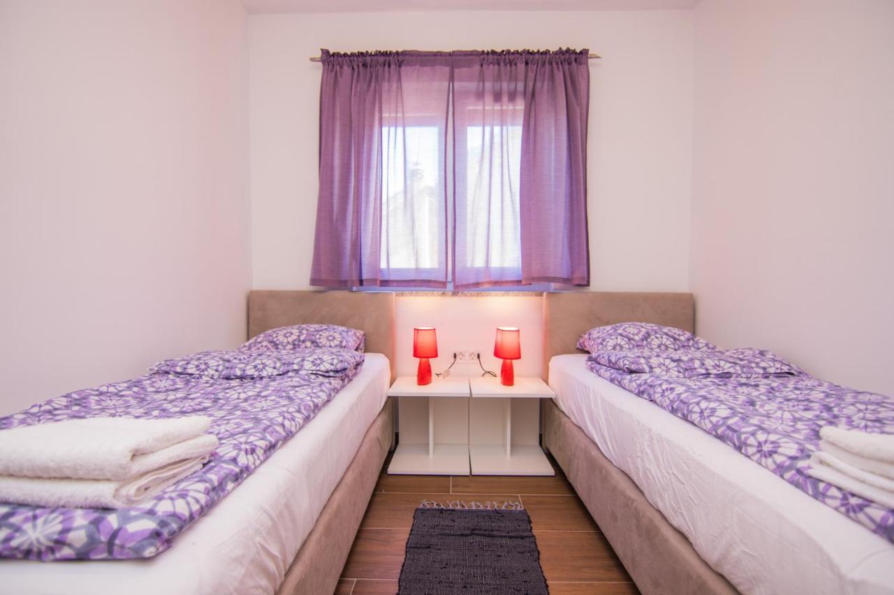 Apartmani Mario Malinska Exteriör bild