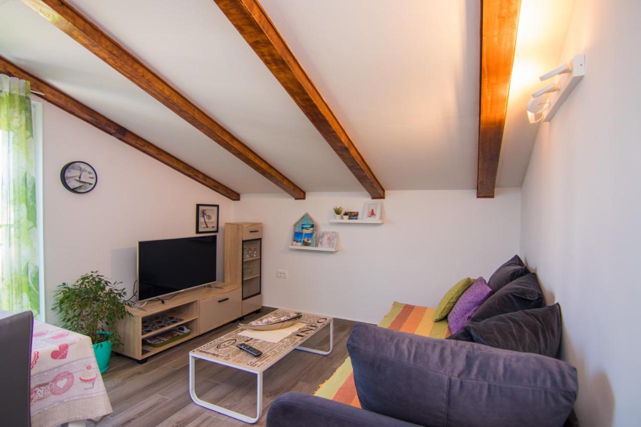 Apartmani Mario Malinska Exteriör bild