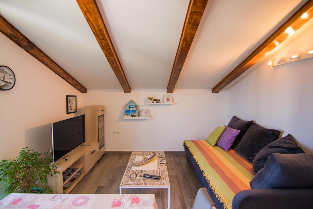 Apartmani Mario Malinska Exteriör bild